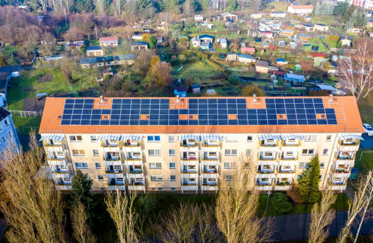 Ta Steget Mot Effektiv Solenergi: En Guide Till Solaredge och Huawei Optimerare